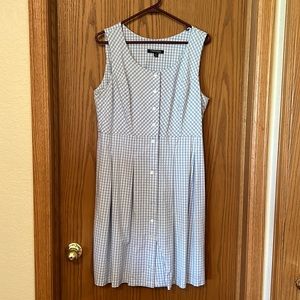 Cute checkered Summer dress. Buttons all the way down. Very cute on.